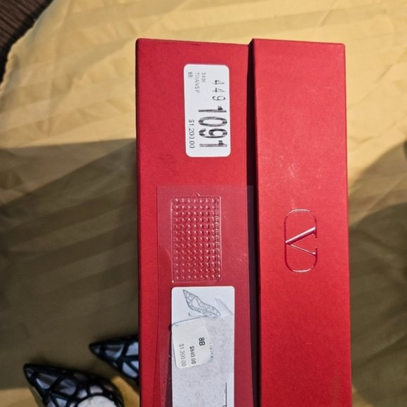 Valentino VLogo 90 Vinyl & Patent Pump - Picture 6 of 6